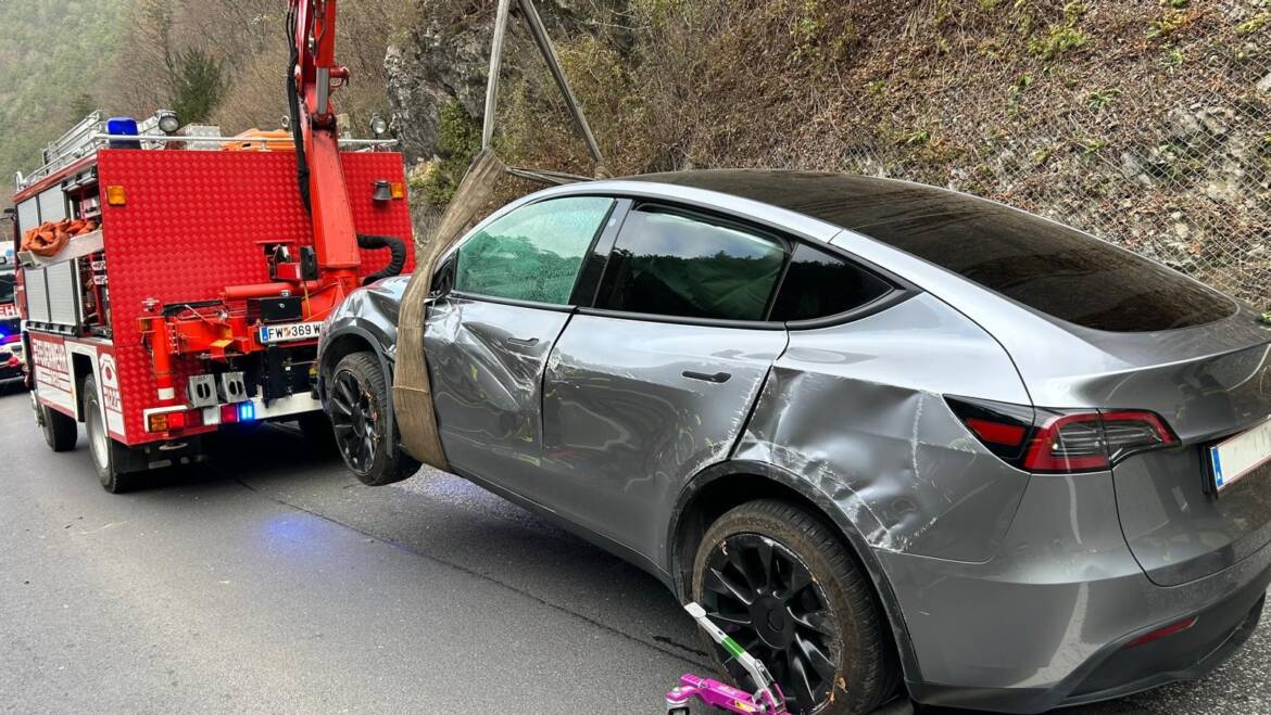 Verkehrsunfall eines Elektrofahrzeugs auf der B21